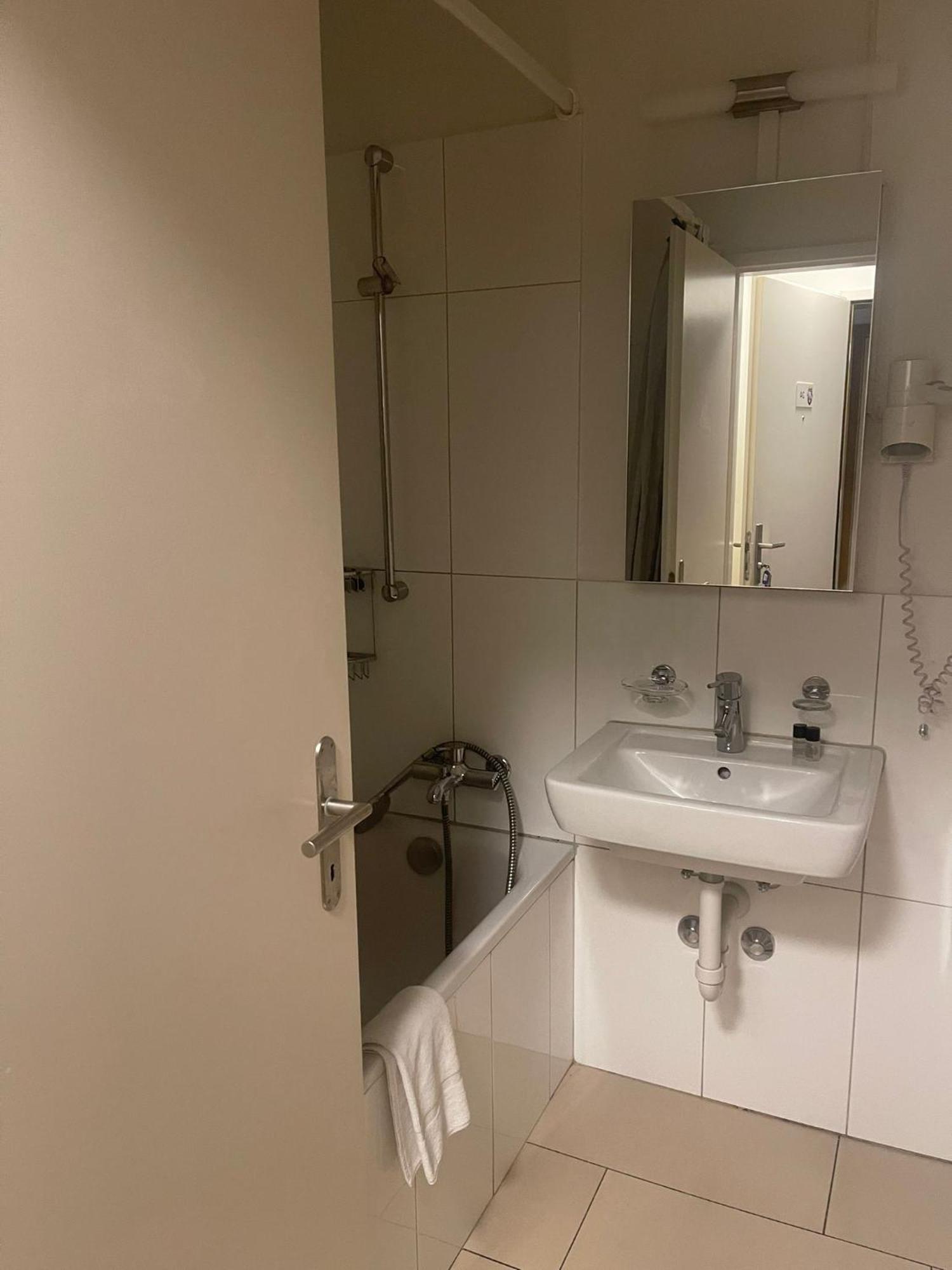 Apartament Swiss Star District 11 - Self Check-In Zurych Zewnętrze zdjęcie